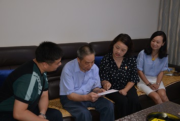 慰问张学文.jpg 慰问张学文.jpg