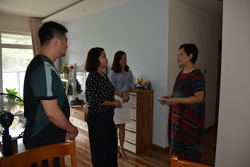 慰问曹美娜.jpg 慰问曹美娜.jpg
